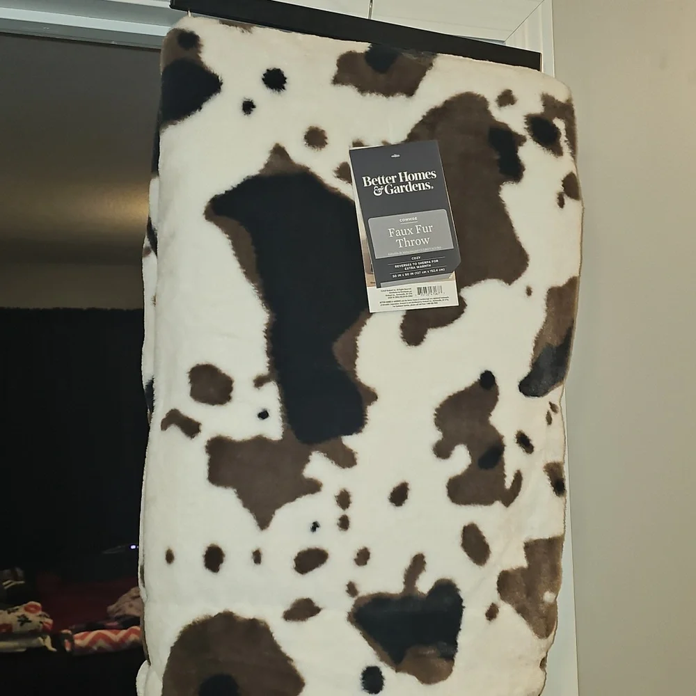 Better Homes & Gardens, Cowhide Faux Fur Throw, 50X60 Inches! Nwts!!
